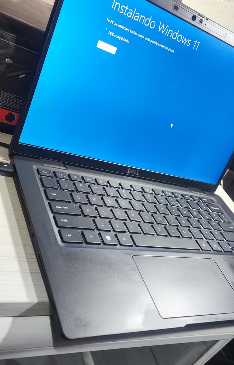 Laptop Dell latitude intel core i7 11va Gen - Imagen 3